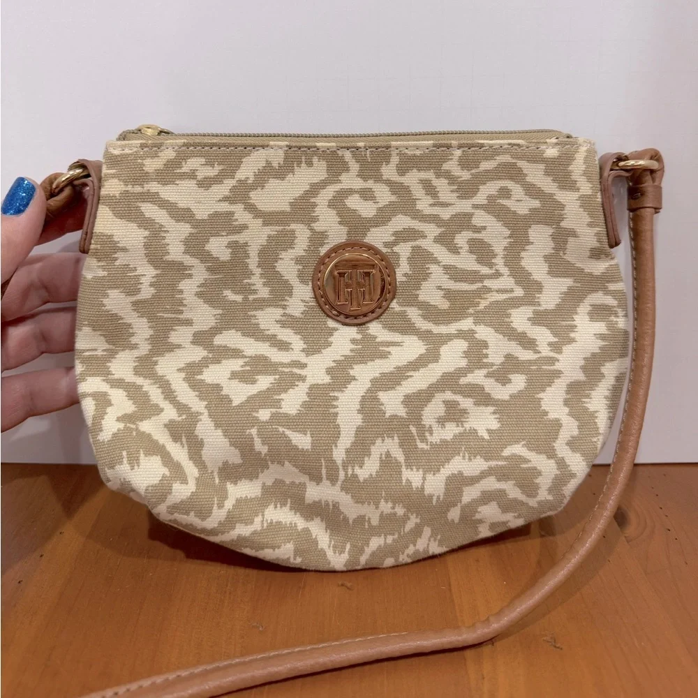 Tommy Hilfiger crossbody in tan and cream with leather strap - Picture 1 of 9